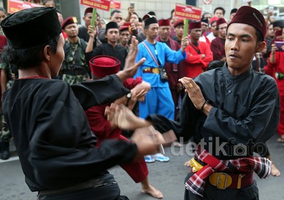 Pesilat Unjuk Kebolehan di Bundaran HI