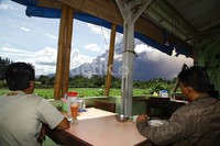 Petugas memantau aktivitas Gunung Sinabung.