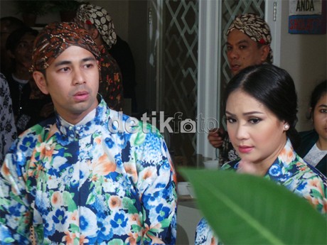 Diiringi Tembang Jawa, Raffi dan Gigi Lakukan Siraman