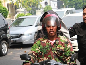 Datang ke Acara Tujuh Bulanan, Raffi Ahmad Naik Ojek