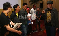     Sang pengisi acara, Faza Meonk membimbing pelajar Surabaya cara membuat komik dalam workshop.