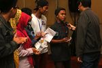 Siapa Cepat Dia Dapat! Anak Muda Surabaya Rebutan Ikut Kuis Bikin Komik Berhadiah di d'Preneur