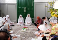 Acara dibuka dengan pengajian bersama kerabat dan keluarga dekat.