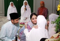 Suasana haru meliputi prosesi tersebut.