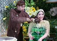 Prosesi siraman digelar setelah pengajian usai.