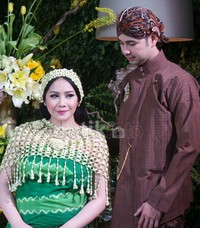 Dengan mesra Raffi mengelus perut Nagita setelah siraman.