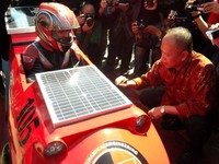 Menteri Riset Dan Teknologi dan Pendidikan Tinggi, M. Nasir melaunching dua buah mobil ramah lingkungan ciptaan anak kota tahu itu. Ist/Andhika Dwi. Ist/Andhika Dwi.