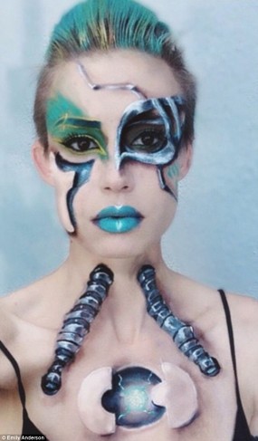 Hiii! Make Up Artist Ini Bikin Wajah Cantik Jadi Menakutkan