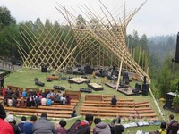     Berlokasi di Java Banana Bromo Lodge, desa Wonotoro, kecamatan Sukapura, kabupaten Probolinggo, suguhan panorama kaki Gunung Bromo menjadi 'backdrop' di panggung Jazz Gunung 2015.