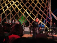 'Jangan Cintai Aku Apa Adanya' dan 'Kisah Sebentar' sukses menutup penampilan Tulus di Jazz Gunung 2015 hari pertama.