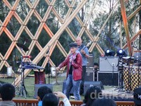 Grup jazz konteporer Melayu Malacca Ensemble sempat bawakan lagu 'Patam-patam' dengan alunan biola dari Henri Lamiri serta instrumen perkusi dan akordion.