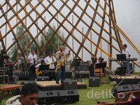 Dibuka pada Jumat (12/6/2015) pukul 15.00 WIB, Alunan lagu nusantara dari grup The Swing Boss Jazz membuka perhelatan.