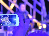     Lagu yang diambil dari album keduanya 'Baru' pun didaulat menjadi pembuka penampilannya. Sontak penonton langsung berebut mengabadikan penampilan Tulus.
