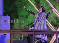 'Kasih Putih' dari Glenn juga sempat dibawakan olehnya.