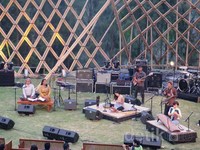 Berikutnya Jay & Gatra Wardaya yang berduet dengan dua wanita asal Korea Selatan Sum, sukses kombinasikan Sastra Jawa dengan musik jazz.
