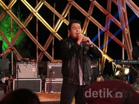    Beberapa lagu seperti, 'Matahari', 'Bumerang', 'Teman Hidup', 'Diorama', 'Bunga Tidur', 'Sewindu' hingga 'Sepatu' sukses membuat penonton puas.