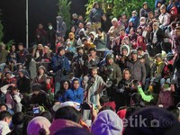     Penyanyi yang Agustus mendatang genap berusia 30 tahun itu, juga sempat mengajak penonton bernyanyi bersama lagu Ruth Sahanaya 'Astaga'. Bahkan, ia sempat bernyanyi di kerumunan ribuan penonton.