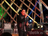 Lagu 'Jangan Cintai Aku Apa Adanya' juga sanggup membius penonton.