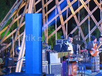 Salah satu penggagas Jazz Gunung Djaduk Ferianto juga kembali beraksi. Bersama Ring of Fire, Tohpati dan Endah Laras juga di ajak berkolaborasi bersama sambil bersandagurau.