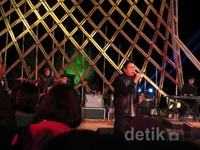     Penampilan penyanyi yang baru merilis dua album itu ditutup dengan 'Kisah Sebentar'. Histeria penonton pun seperti mengantar Tulus turun panggung.