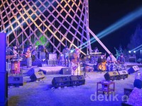 Usai bersandagurau, giliran Ring of Fire bergeliat dengan lagu daerah Jawa Barat 'Es Lilin'. Uniknya meski lagu jawa barat dan Endah terbiasa karawitan, lagu 'Es Lilin' muncul dengan rasa Sunda mulut Jawa.