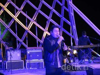 Didaulat menjadi penutup di hari pertama Jazz Gunung 2015, Tulus hangatkan dinginnya Bromo lewat suara merdunya yang khas lewat lagu bertajuk 'Baru'.