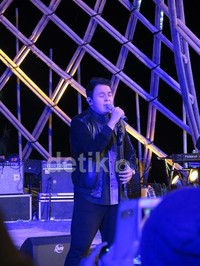 Sederet lagu-lagu Tulus seperti 'Matahari', 'Bumerang', 'Teman Hidup', 'Diorama', 'Bunga Tidur' hingga 'Sewindu' sukses membuat penonton puas. Apalagi, Tulus juga sempat turun ke kerumunan penonton dan bernyanyi bersama di lagu 'Sepatu'.