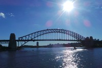 Harbour Bridge dari kejauhan. Selama persiapan sampai manjat jembatan, tidak diperbolehkan membawa apa-apa. Termasuk kamera, ponsel dan lainnya. Nanti, pemandu akan memotretkan untuk para peserta yang memanjat (Shafa/detikTravel)