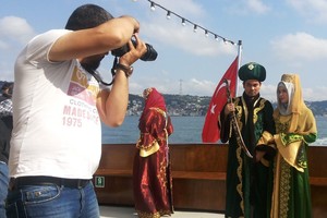 Bergaya Ala Sultan Turki di Atas Cruise Selat Bhosporus