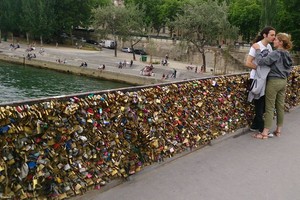 Gembok Cinta yang Masih Tersisa di Paris
