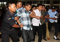 Pamdal DPR mengamankan lima mahasiswa yang mengaku dari Kesatuan Aksi Mahasiswa, Rakyat, Petani (Kamrat). Pool/Lamhot Aritonang/detikFoto.