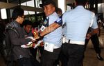 Tolak Sutiyoso Jadi KaBIN, Pendemo Diamankan Pamdal DPR