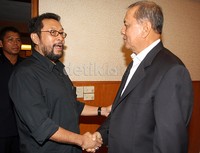 Yorrys Raweyai (kiri) berjabat tangan dengan MS Hidayat (kanan) saat mengadakan pertemuan di Hotel Sultan, Jakarta. Pool/Lamhot Aritonang/detikFoto.