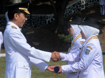 Jokowi Lantik 1.974 Pamong Praja Muda IPDN