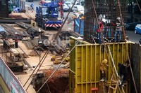 Para pekerja menyelesaikan pembangunan tiang pancang jalan layang khusus TransJakarta Tendean-Ciledug.