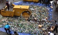 Petugas menggilas botol-botol miras. Lamhot Aritonang/detikFoto.