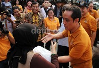 Anggota DPR dari Fraksi Hanura bergantian memberikan semboko gratis kepada warga. Pool/Lamhot Aritonang/detikFoto.