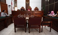 "Mengadili dan menyatakan permohonan praperadilan ini gugur," ucap hakim ketua Martin Ponto saat membacakan putusannya di PN Jaksel, Jalan Ampera Raya, Jakarta Selatan, Senin (15/6/2015).