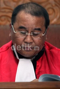 Hakim Martin menyebutkan alasan permohonan praperadilan tersebut gugur lantaran perkara pokok Suroso telah mulai disidangkan di Pengadilan Tipikor Jakarta. ‎Meskipun dakwaan belum dibacakan tetapi hakim di Pengadilan Tipikor telah membuka sidang tersebut.