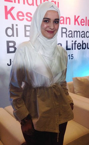 Foto: Cantiknya Shireen Sungkar Berbusana Hijab Serba Putih