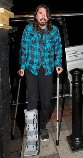 Dave Grohl Patah Kaki Saat Manggung, Foo Fighters Batalkan Dua Konser