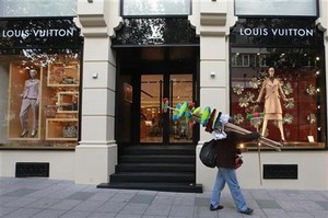 Sabar Ya, Tas Louis Vuitton Belum Dapat Bebas Pajak