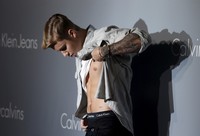 Justin Bieber pamer underwear. REUTERS/Bobby Yip/detikFoto.