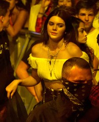 Di Festival musik tahunan itu, Kendall tampak asyik berdansa. Frazer Harrison/Getty Images/detikFoto.