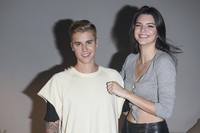     Tak sendiri, Kendall juga hadir bersama Justin Bieber yang juga menjadi brand ambassador dari Calvin Klein. Xaume Olleros/Getty Images/detikFoto.