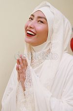 Sambut Ramadan, Ayu Dewi Tampil Berhijab