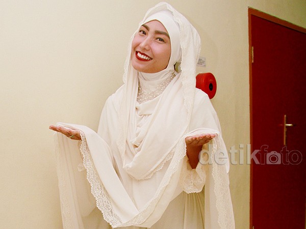 Sambut Ramadan, Ayu Dewi Tampil Berhijab
