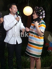 Gigi pun terlihat sangat terkejut saat Raffi membuka penutup matanya.