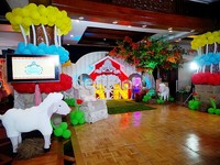 Selain putih, terlihat juga dekorasi bernuansa kambing dan dan persawahan.