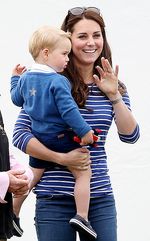 So Cute! Pangeran George Asyik Bermain dengan Kate Middleton